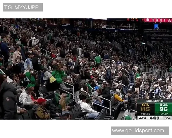 卡梅隆约翰逊膝伤严重痛苦倒地提前退场球迷心疼不已